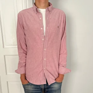 Ralph lauren skjorta - Jättefin Ralph lauren skjorta i top skick. Modellen på bilden är 180cm. Skriv gärna vid fler frågor eller funderingar!