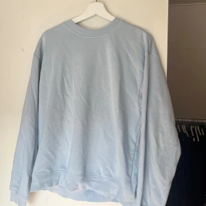 Tjocktröja  - Blå tjocktröja från monki i fint skick🩵