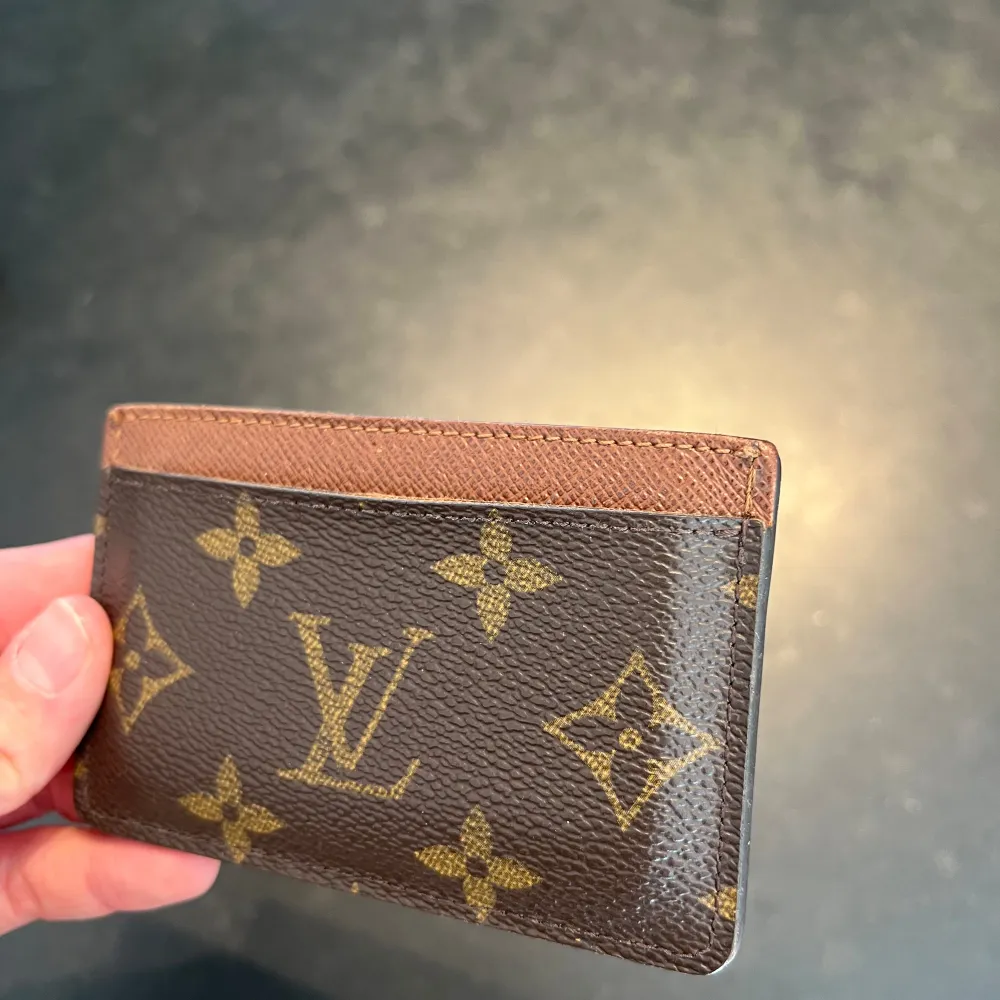 Säljer min plånbok från LV, använd men finns inga vidare tecken på användning. Kvitto, låda och påse ingår. Pris går att diskutera . Muu.