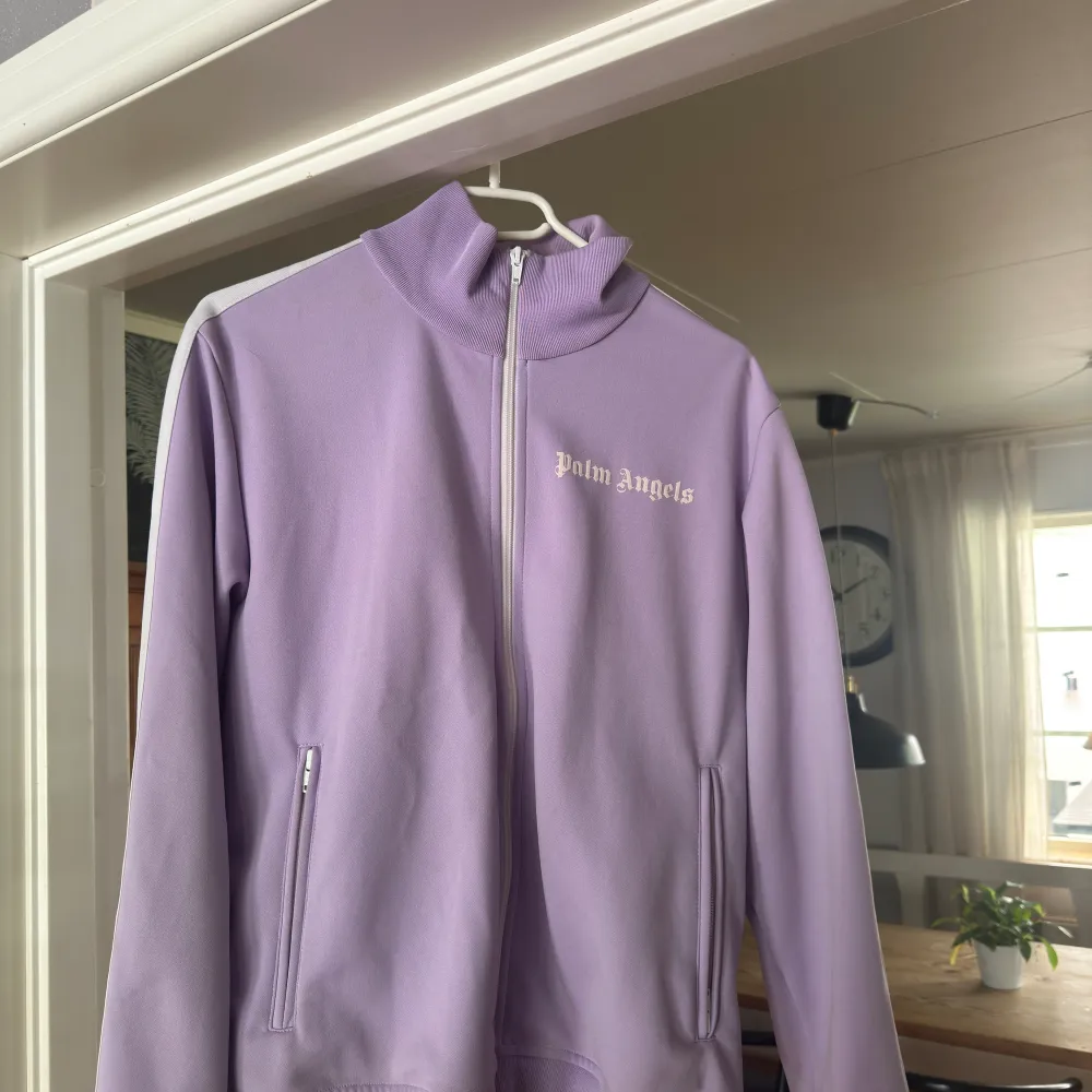 Säljer denna Palm angels zip. Cond: 8/10 Medium 2000kr ink frakt. Hoodies.