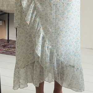 Sommarkjol Vero Moda - Superfin kjol med knytband på sidan och volanger i strl s🌸