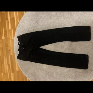Jeans Jack & Jones Svart - Säljer ett par jeans från Jack & Jones modell Chris storlek 28/32. Säljer de eftersom jag inte gillar färgen. Skicket är utmärkt och de är knappt använda. Hör av er vid intresse och frågor.