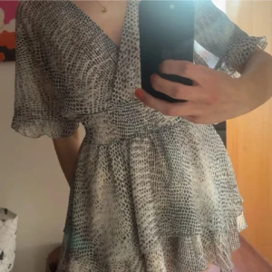 zara klänning - säljer denna zara klänning eftersom den inte kommer till användning💞💞 (lånade bilder)