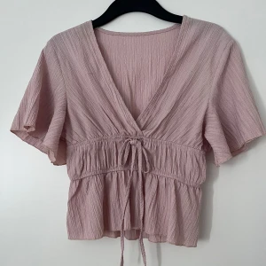 Blus  - Supersnygg blus som aldrig blivit använd. 