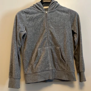 Hoodie - Mjuk och nästan oanvänd grå hoddie som jag har köpt från några år sedan Dm om ni har några frågor🫶🏻