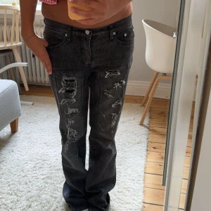 Coola jeans - Säljer dessa ascoola jeans med snygga detaljer!🖤