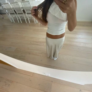 Lång kjol - Jag säljer kjolen för att den har blivit för kort, den har andvänts ca 2 ggr men har en liten liten brun fläck på baksidan av kjolen men inget man mäster av, Sitter jätte fint på🙌🏼🤍