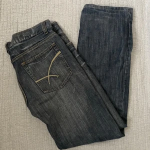 Blå jeans  - Blå ganska baggy jeans, Lågmidjade! 