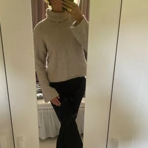 Stickad tröja - Säljer min jättesnygga stickade tröja då den i te längre kommer till användning⭐️💕
