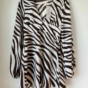 Klänning  - Adoore inspirerad modell med zebra mönster! Aldrig använd