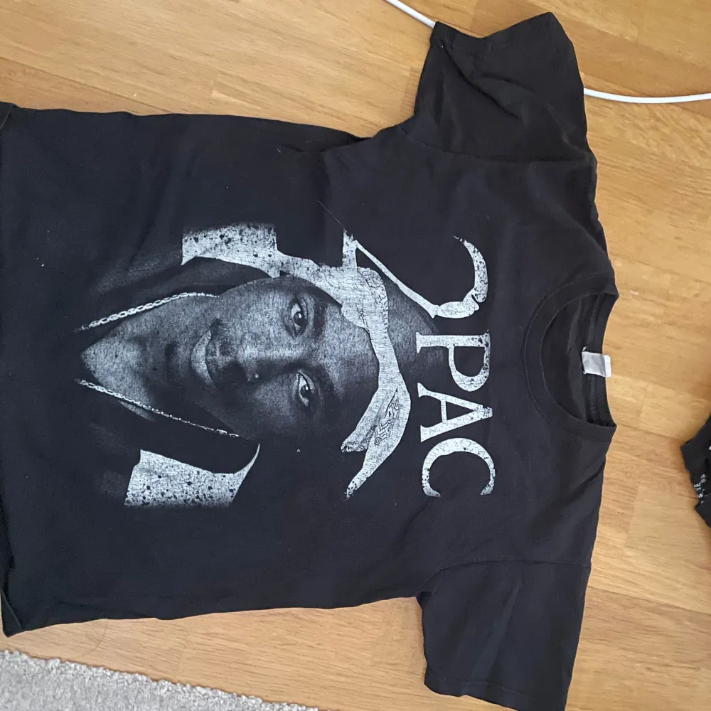 2 pac t shirt kommer inte ihåg priset tyvärr. T-shirts.