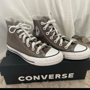 converse  - Converse i fint skick, köpte dessa på plick för ett tag sen men det var fel storlek för mig tyvärr 😔bara att skriva om vill ha fler bilder 💗
