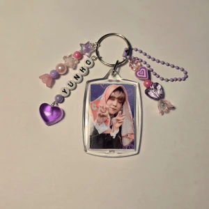 ATEEZ Yunho Keychain - Säljer denna handgjorda nyckelring! Kan ha mindre repor på ytan🌸 Vid varje köp får man massor av freebies🎀