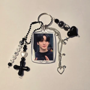 ATEEZ Yunho Keychain - Säljer denna handgjorda nyckelring! Kan ha mindre repor på ytan🌸 Vid varje köp får man massor av freebies🎀