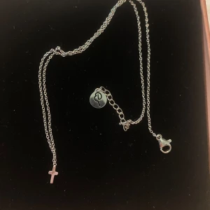 Kors halsband - Halsband med ett litet kors, från Edblad men sällan använd. Nypris 299kr, går att duscha med och nickelfri 💞💞
