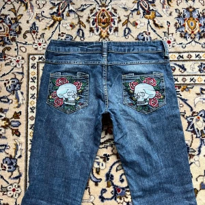 Ed hardy - Ed Hardy jeans. Mått i cm: midja: 39, gylf: 18, innerbenslängd: 86. Lite slitna längst ner