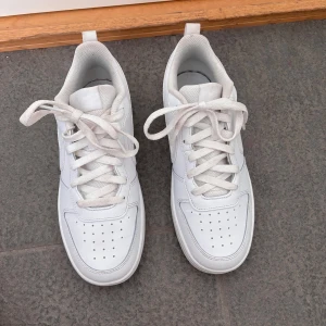 Nike skor, Nike Court Vision Low - Storlek 39, orginalpris 999 kr, nyskick (endast använda en gång), de används inte längre då de blev för små
