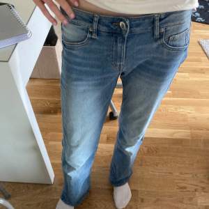 Så snygga lite baggy bootcut jeans 🥰 säljer då de är lite för stora för mig (jag brukar ha 32/34)💖 Innerbenslängd: 77/78cm  midjemått rakt över: 33cm Bra längd för mig som är 168🤗 Använt 1-2 gånger bara! Bra skick