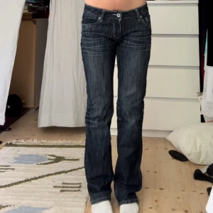 2000s lågmidjade jeans - Mina gamla favvo jeans, säljer då dem inte är min stil längre💗Står L i byxorna men den passar bra på mig som brukar ha storlek 27/xs typ💗Från märket Kiss Me