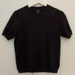 Stickad tshirt - Svart stickad tshirt ifrån lindex, jättebra skick inte nopprig eller så. Skönt och mjukt material🌷💖