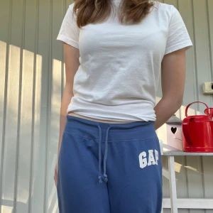GAP mjukisbyxor - Söta mjukisbyxor från GAP i snygg blå färg💕 Mjuk flis inuti💕💕 Kontakta vid intresse och tveka inte med att ställa frågor! 💕