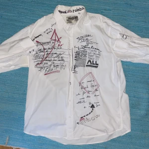 Pekuliär/spicy skjorta - Det finns två sidor av varje mynt som Laban brukade påstå, den här skjortan har sidorna pekuliär/spicy istället för krona och klave. En sak e säker, den e sjuk och du borde ha den i din vardagsrotation.