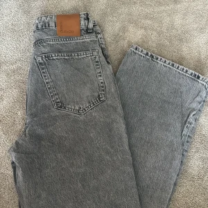 Jeans - Grå högmidjade jeans från Bikbok, raka i benen. Jättefint skick!🩶