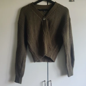 Stickad kofta  - Kofta med 3 knappar framtill. Sparsamt använd. Storlek 158/164 men sitter som en xs/s. 