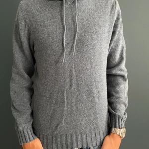 Stickad tröja🔥 - En riktgt fet stickad tröja ifrån dressman🔥 använd ett fåtal gånger, condition 10/10😎 Kom privat vid frågor🔥