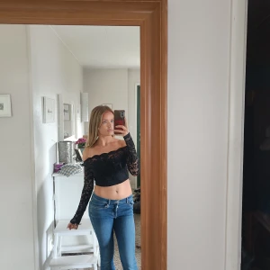 Off shoulder tröja - Off shoulder tröja med svart spets Bara spets i ryggen 