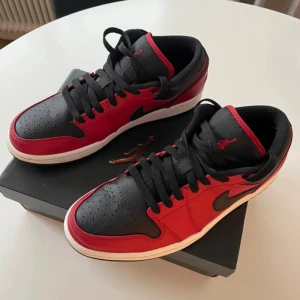 Nike Air Jordan Low 1 - I nyskick, använd ett fåtal gånger. Originalkartong medföljer.