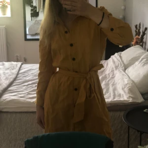 Gul klänning - Aldrig använd och är precis som ny. För stor för mig som vanligtvis har xs.