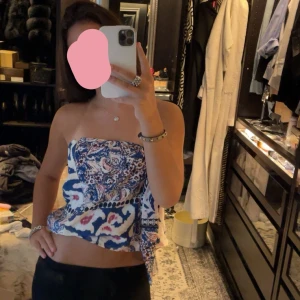 Topp/kjol - Intressekoll på denna zara kjolen som jag då använder som topp på bilden. Det är egentligen en mini kjol men tycker den är snyggare när man knyter den som topp.