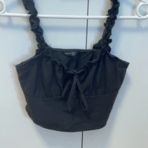 Linne  - Bra skick, använt några gånger men fortfarande fint. Storlek XS/ 34. Köparen står för frakt. 