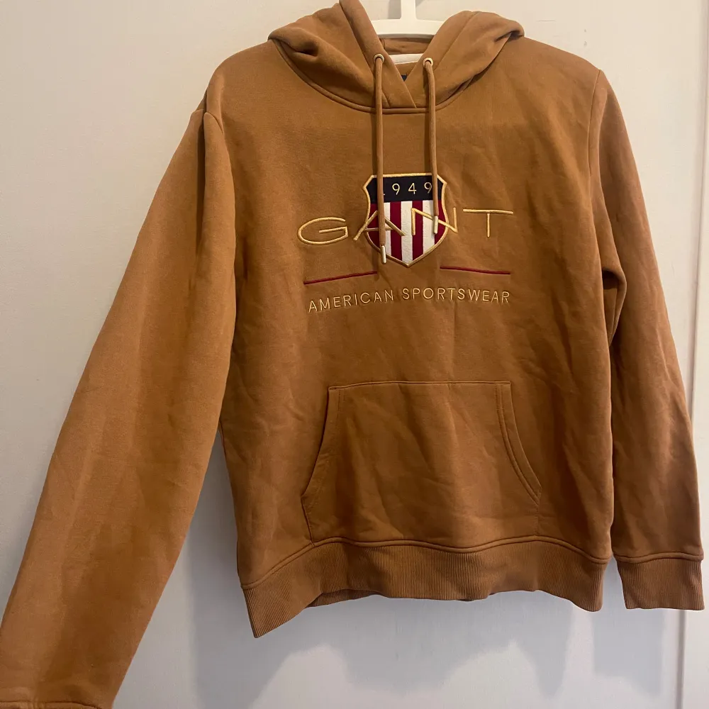 Gant Hoodie i Brun/ Beige  Knappt använd, 1-2 ggr Skrynklig pga flytt men allt är rent och tvättat ✨ . Hoodies.