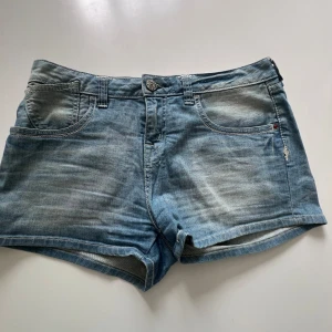 Levis shorts - Levis jeansshorts! Fint skick. De är för små för min mamma därför ser de tajta ut på bilden. Extremt coola. Nyköpta 600kr. Pris kan diskuteras. Har ni mer frågor är det bara att skriva. ⚠️tryck inte på köp nu⚠️