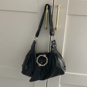 Väska - Liten axelväska med många fack!