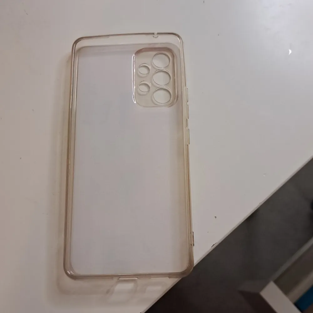 This is a phone case for samsung a53 5g. It is new but a popsocket tape is shown as round. You can feel it but cant see it. . Övrigt.