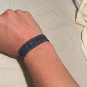 Dior armband - Säljer ett dior armband, nåra snören har lossnat på ena sidan. det syns på bild 3. Annars är det i fint skick, storlek går att ändra, priset kan diskuteras vid snabb affär, hör av er vid funderingar
