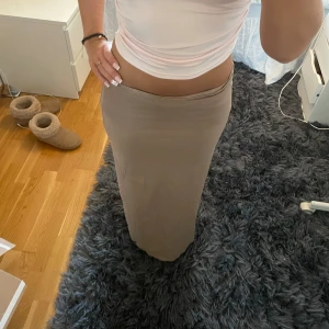 Lågmidjad kjol - Jättefin lågmidjad kjol som man även kan ha högmidjat eftersom den har en fold over❤️ ALDRIG ANVÄND bara testad!!! Nypris 299kr