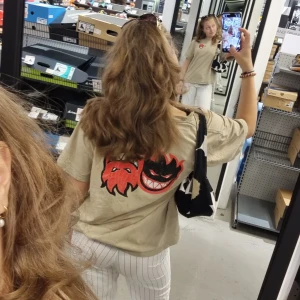 T-shirt on fire - Snygg använd T-shirt från 90-talet. Säljer pga för stor för min smak. Skulle säga att den är M-L. 