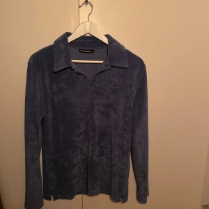 J.Lindeberg Frotté  - Blå långärmad frotté från JL i st S. Använd en gång. Ny pris 1600:-