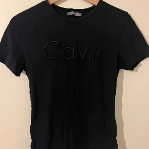 Calvin Klein t-shirt - Svart Calvin Klein t-shirt. Storlek S. Använd fåtal gånger.