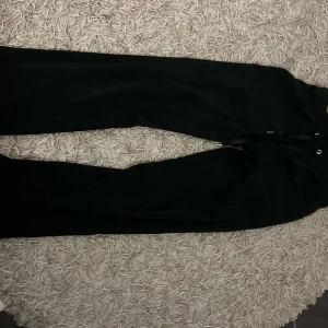 Byxor - Svarta mjukisbyxor som är superskönt material bra skick