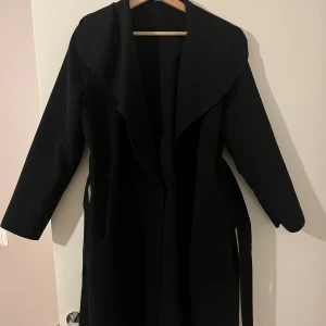Lång kappa - Svart lång kappa i storlek S. Använd bara några gånger.