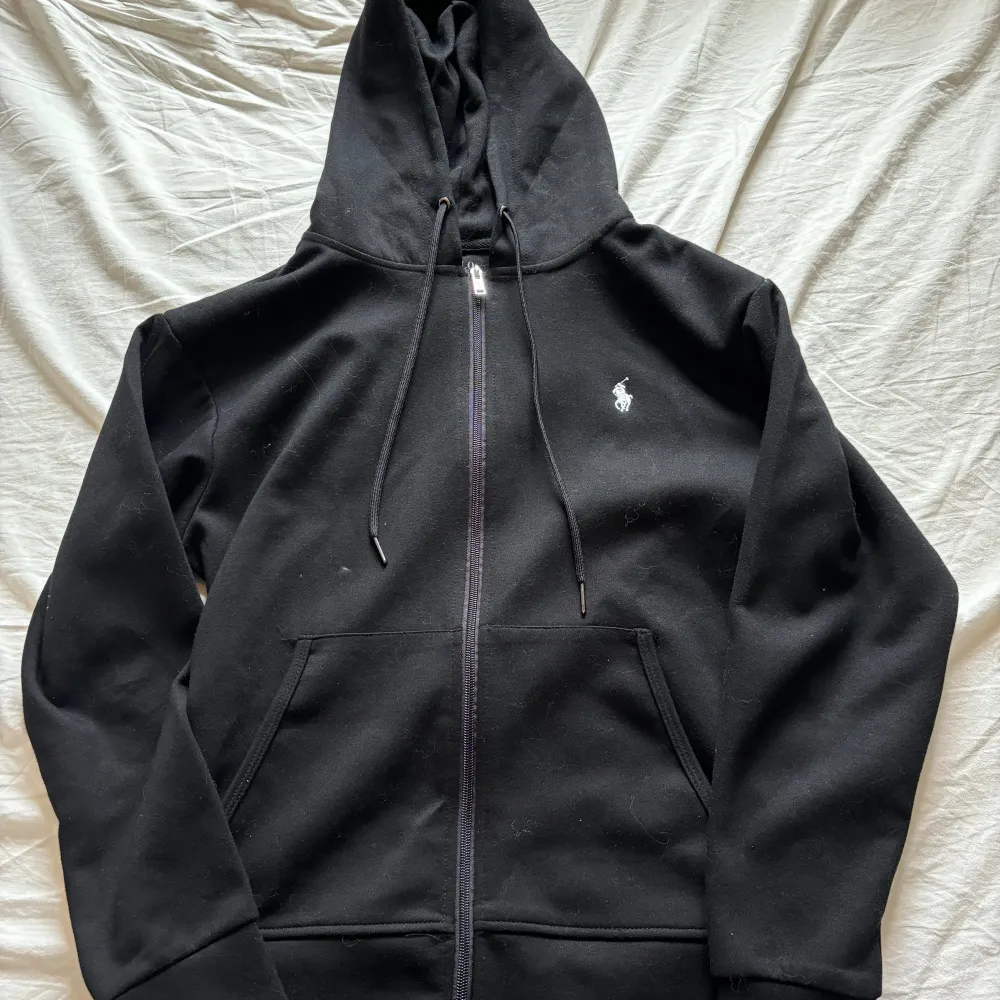 Ralph lauren zip hoodie mycket bra skick! Använd fåtal gånger. Hoodies.