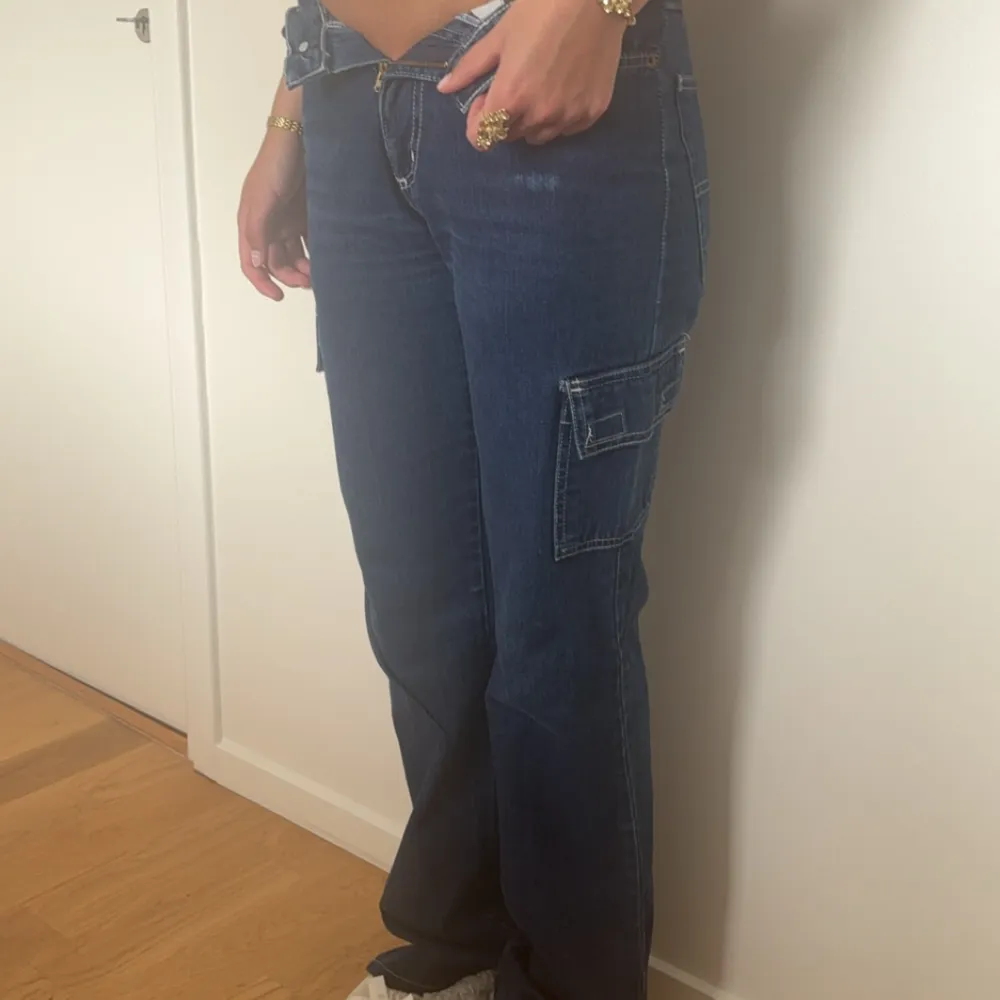 Gamla vintage jeans från märket Only, strl 26, skulle säga bootcut modell m en liten slits o fina detaljer/ fickor. Innerbenslängd: ca 82 cm, midjemått: ca 33 cm. Skriv för fler bilder🩵🩵!!!. Jeans & Byxor.