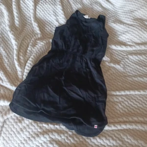 Svart klänning - Säljer denna svarta klänningen från H&M, sval och skön, fin till semester. Säljer för ett rimligt pris, kommer inte till användning. Storlek 146/152. Liten i storlek, passar 134/140 eller 140/146 😊