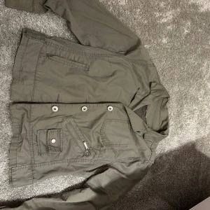 Grön jacka - Säljer denna gröna jacka/ kort kappa  Köpt secondhand så vet inte riktigt storlek men skulle säga xs/s men annars jätte bra skick köpt i våras