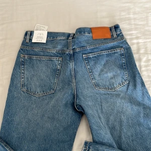 Zara straight jeans. Storlek 42 Eur - Helt oanvända jeans, storlek 42 Euro